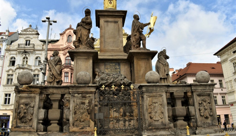 Oprava morového sloupu na plzeňském náměstí Republiky bude hotová ještě letos