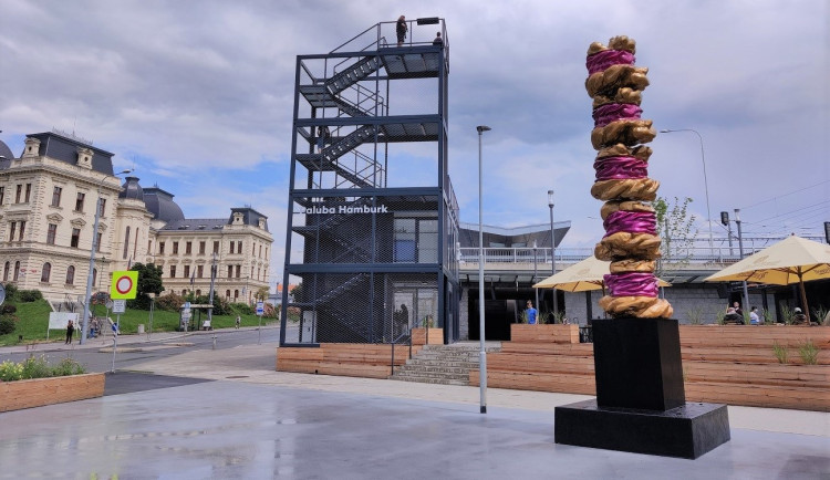 Obří dortová věž vyvolává bouřlivé reakce. Co to zase je, ptají se Plzeňané