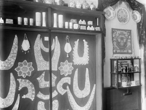 Pohled do interiéru obchodu Boženy Lábkové, fotografie pořízena v roce 1916.