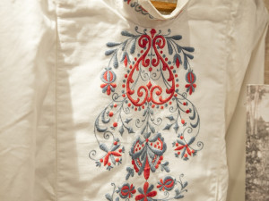 Pánská košile se svérázovými výšivkami.