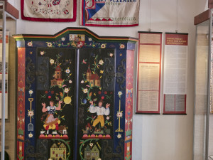 Malovaná skříň z dílny A. Beránka, zhotovená v roce 1928, dle návrhu akademického malíře Bohumila Krse.