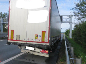 Senior po nárazu do náklaďáku a do svodidel zpopelnil svůj mercedes