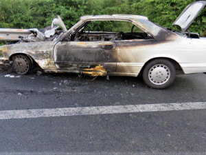 Senior po nárazu do náklaďáku a do svodidel zpopelnil svůj mercedes