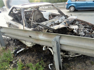 Senior po nárazu do náklaďáku a do svodidel zpopelnil svůj mercedes