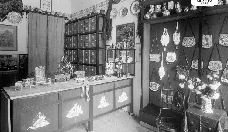 Pohled do interiéru obchodu Boženy Lábkové, fotografie pořízena v roce 1916.
