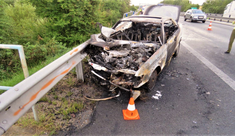 Z vozidla zůstal jen ohořelý vrak