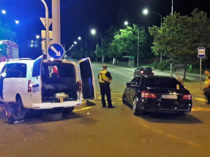 Na křižovatce se srazily dva mercedesy, v autech cestovalo osm lidí