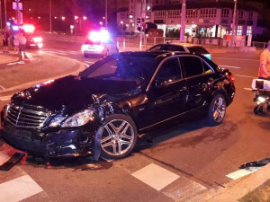 Na křižovatce se srazily dva mercedesy, v autech cestovalo osm lidí