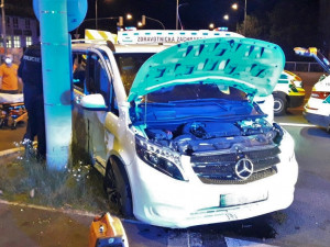 Na křižovatce se srazily dva mercedesy, v autech cestovalo osm lidí