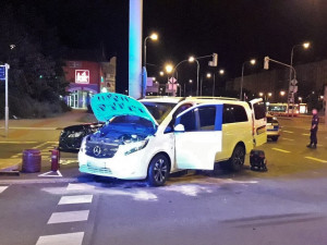 Na křižovatce se srazily dva mercedesy, v autech cestovalo osm lidí