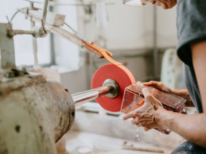 Annín hostil mezinárodní sklářské sympozium, studenti vysokých škol tvořili umělecká díla s místními skláři