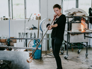 Annín hostil mezinárodní sklářské sympozium, studenti vysokých škol tvořili umělecká díla s místními skláři