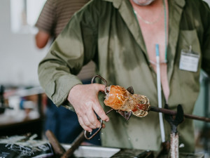 Annín hostil mezinárodní sklářské sympozium, studenti vysokých škol tvořili umělecká díla s místními skláři