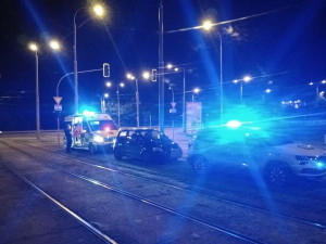 V Německu pohřešovaný senior se v autě nebezpečně proháněl ulicemi Plzně. Netušil, že je v ČR