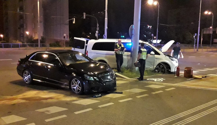 Na křižovatce se srazily dva mercedesy, v autech cestovalo osm lidí