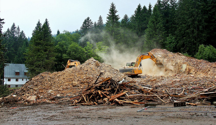 Definitivní konec legendy. Z kdysi nejluxusnějšího šumavského hotelu už je jen hromada trosek