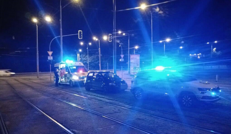 Pohřešovaný senior se v autě nebezpečně proháněl ulicemi Plzně. Ani nevěděl, že je v ČR