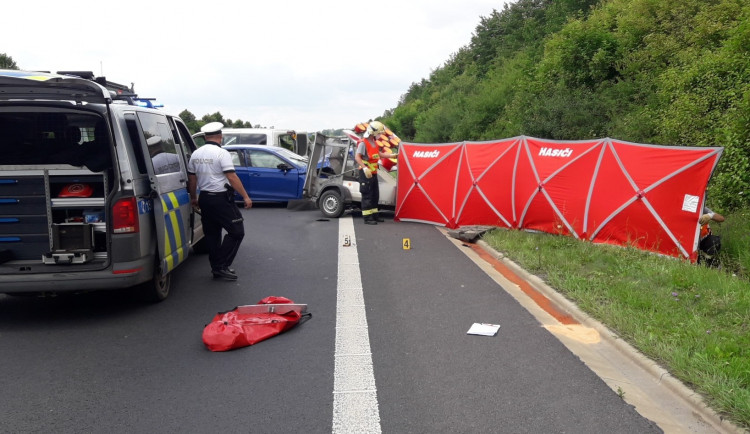 Silničář přišel o život při práci na I/27. Do vozidla údržby silnic narazila v plné rychlosti řidička osobáku