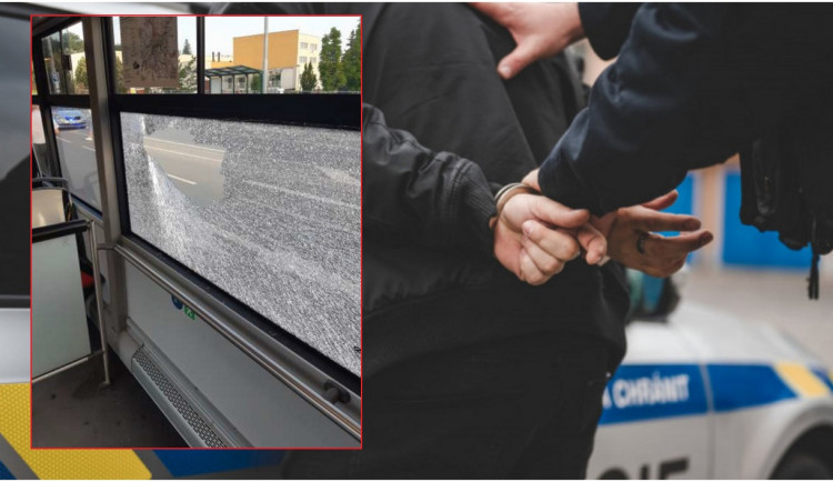 Silně opilý muž mrštil prázdnou lahví od tvrdého alkoholu po autobusu