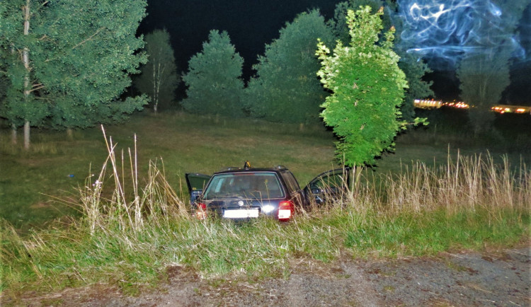 Při úprku před policejní hlídkou neváhal zdrogovaný řidič prorazit plot, ve finále stejně havaroval