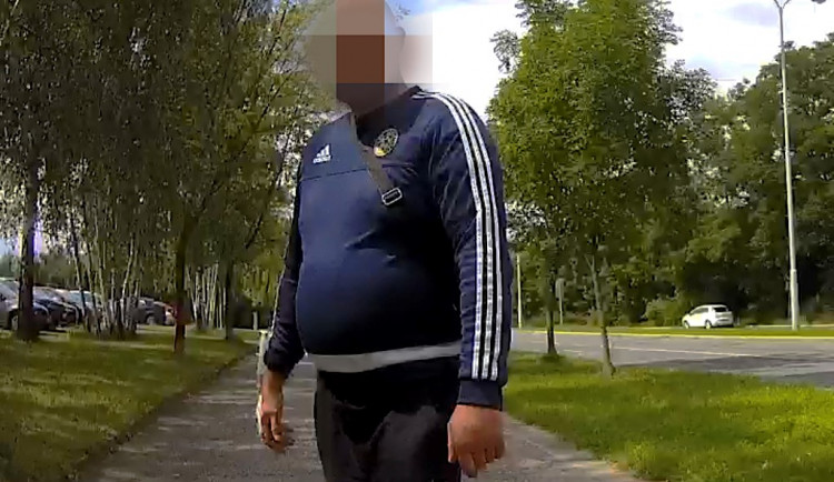 Uprchlý muž z nemocnice měl v ruce zavedenou kanylu a na útěku začal kolabovat