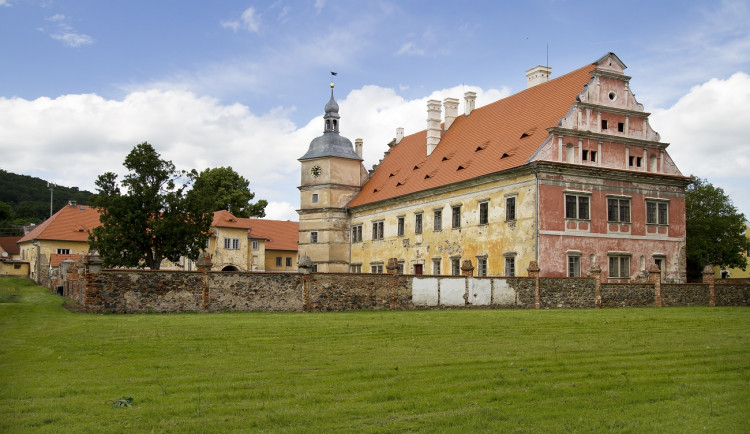 Opravy na zámku Červené Poříčí jsou v plném proudu, odhalily i řadu tajemství