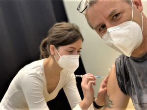 Na očkování proti koronaviru bez předchozí registrace se v Plzeňském kraji stálo ve frontách od brzkého rána