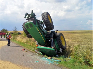 Při nehodě traktoru se na Plzeňsku vážně zranil jeho řidič