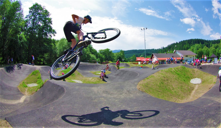 Rekreační Železná Ruda otevřela na Šumavě pumptrackovou dráhu