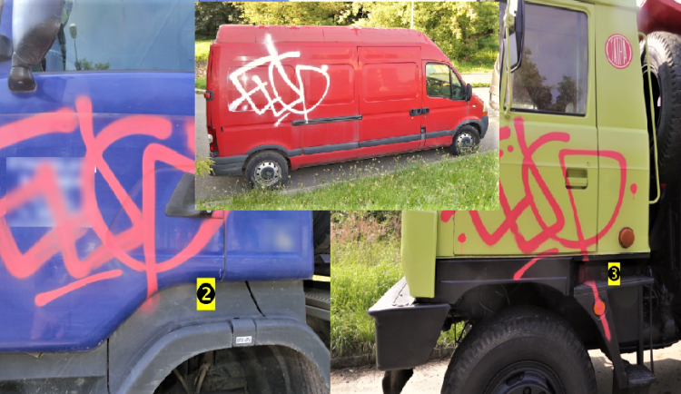 Vandal posprejoval tři automobily