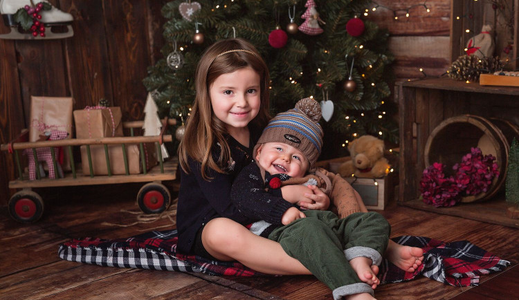 Lukášek na snímku se sestřičkou Aničkou