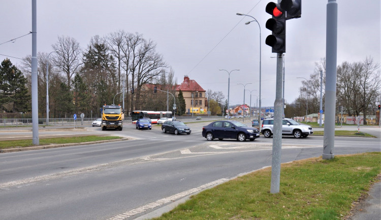 Začíná přestavba vytížené křižovatky na Karlovarské, řidiči autobusů už tam nebudou drhnout podvozkem