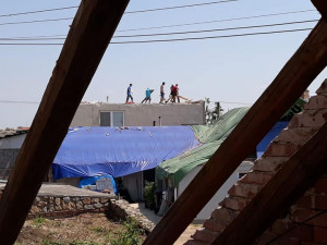 Parta pokrývačů z Domažlic vyjela pomoci na Moravu s opravou bouří poničených střech