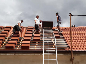 Parta pokrývačů z Domažlic vyjela pomoci na Moravu s opravou bouří poničených střech