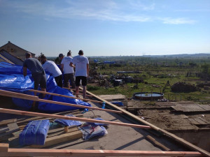Parta pokrývačů z Domažlic vyjela pomoci na Moravu s opravou bouří poničených střech