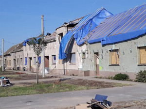 Parta pokrývačů z Domažlic vyjela pomoci na Moravu s opravou bouří poničených střech