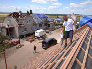Parta pokrývačů z Domažlic vyjela pomoci na Moravu s opravou střech poničených tornádem