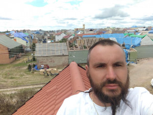 Parta pokrývačů z Domažlic vyjela pomoci na Moravu s opravou bouří poničených střech