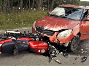 Motorkář při předjíždění skončil pod koly protijedoucího osobáku