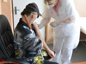 Zdravotníci začali s očkováním plzeňských bezdomovců, dostanou jednodávkovou vakcínu