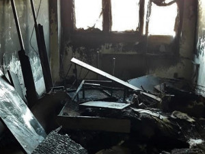 Za březnovou explozí na ubytovně jsou výpary toluenu, nájemník je na pokoji odpálil zapalovačem a málem uhořel