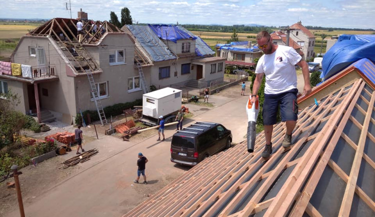 Parta pokrývačů z Domažlic vyjela pomoci na Moravu s opravou bouří poničených střech