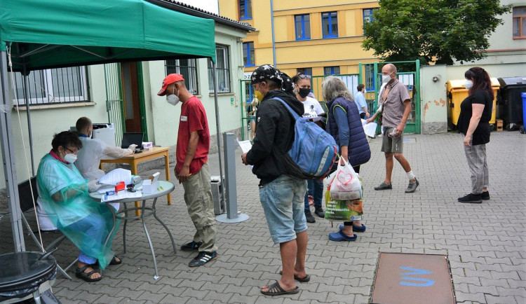 Zdravotníci začali s očkováním plzeňských bezdomovců, dostanou jednodávkovou vakcínu