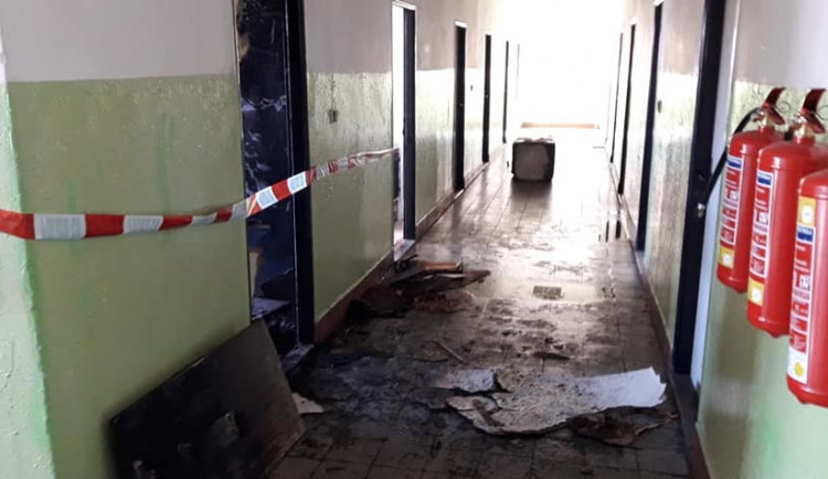 Za březnovou explozí na ubytovně jsou páry toluenu, nájemník je na pokoji odpálil zapalovačem