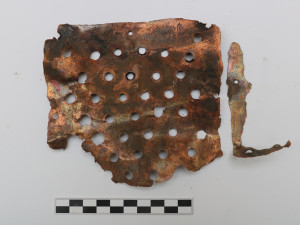 Nález měděné filtrační mřížky, původně využívané pro zakrytí sacího otvoru ve spodní části historického potrubí. Mřížka zabraňovala nasátí větších nečistot.