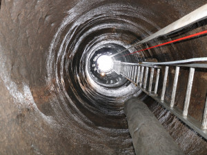 Studna z dob založení města čekala na své objevení přímo pod okny katedry archeologie