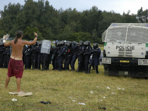 Před 16 lety rozehnali brutálně policejní těžkooděnci CzechTek, akce urychlila vznik antikonfliktních týmů