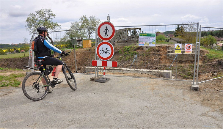 V důsledku deštivého počasí se protáhnou opravy dvou plzeňských lávek