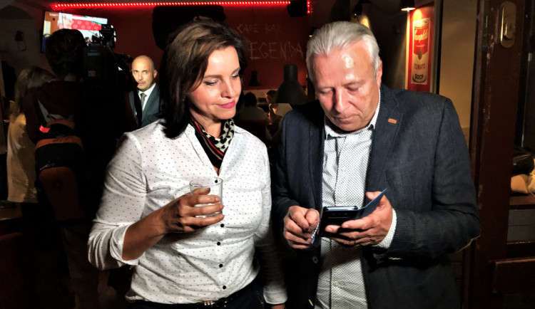 Ivana Mádlová ve volebním štábu s kolegou Vlastimilem Golou