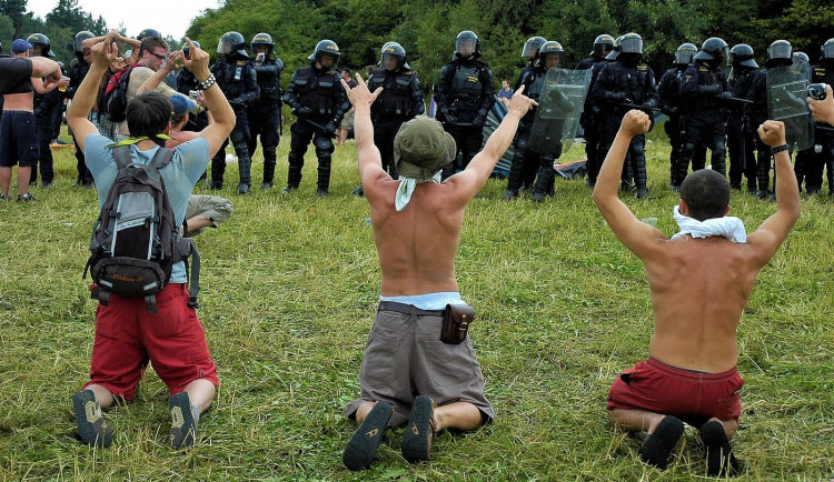 Před 16 lety rozehnali brutálně policejní těžkooděnci CzechTek, akce urychlila vznik antikonfliktních týmů
